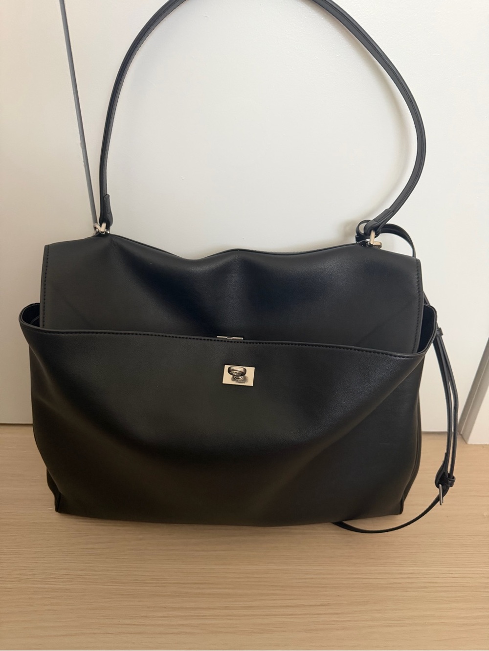 Classic Black Leather Shoulder Bag - Elegant Everyday Tote - Picture 4 of 8